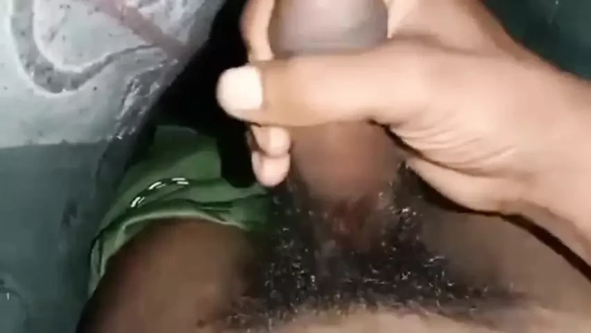 Jovem garoto masturbando em casa
