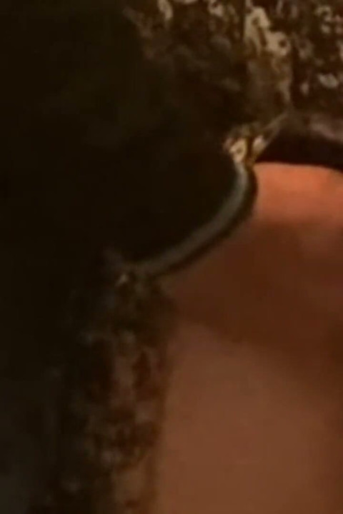 זונה צעירה מקבלת אצבעות