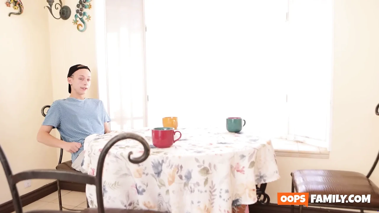 西把她男友的小妞偷偷溜进她的里，被她的继父抓住了。他们秘密地有驼峰。