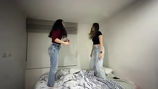 Kami bersenang-senang bermain di tempat tidur untuk melompat