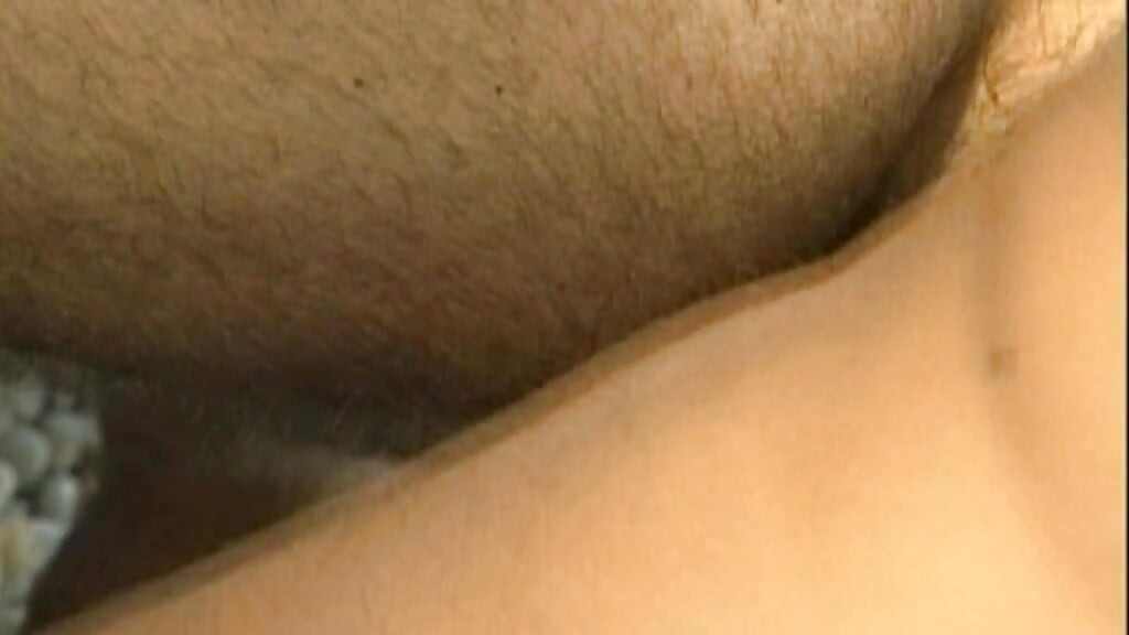 Dos sementales musculares dotados golpean a una joven jock anal en la arena
