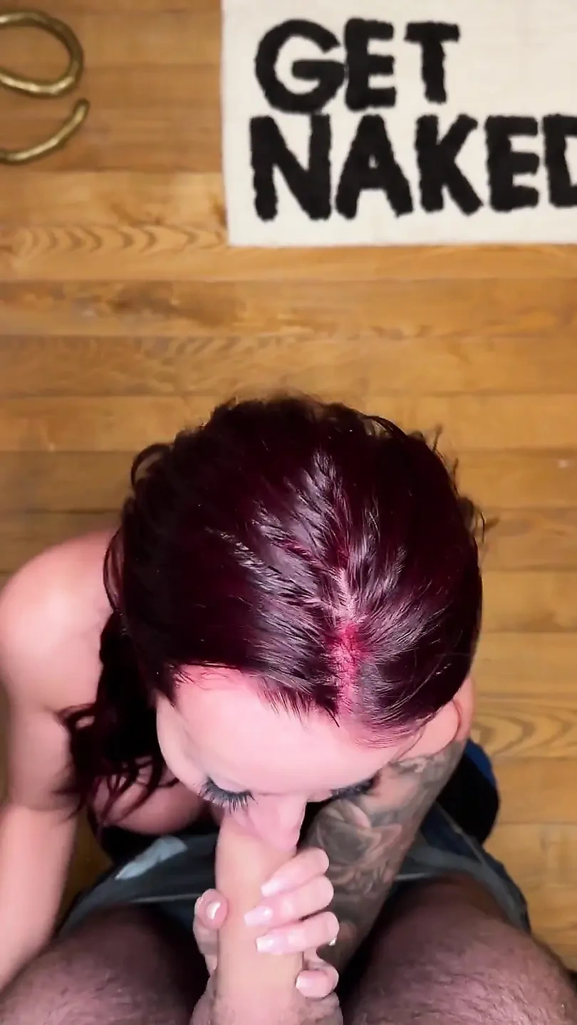 Zoe Grey喜欢给邋遢的并把你的蛋蛋塞进她的嘴里