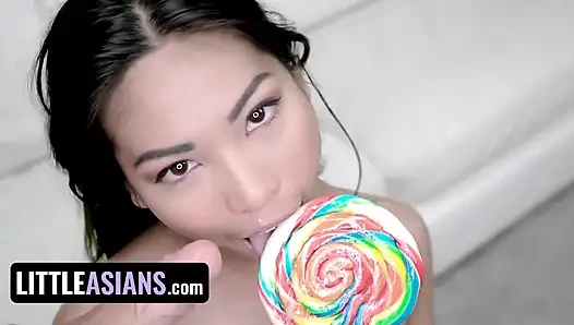 Küçük Asyalılar - minik Asyalı bebek Polly Pons lolipoptan çok yalamayı seviyor