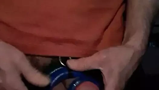 Ich lege mir 2 dicke, schwere Cockringe an
