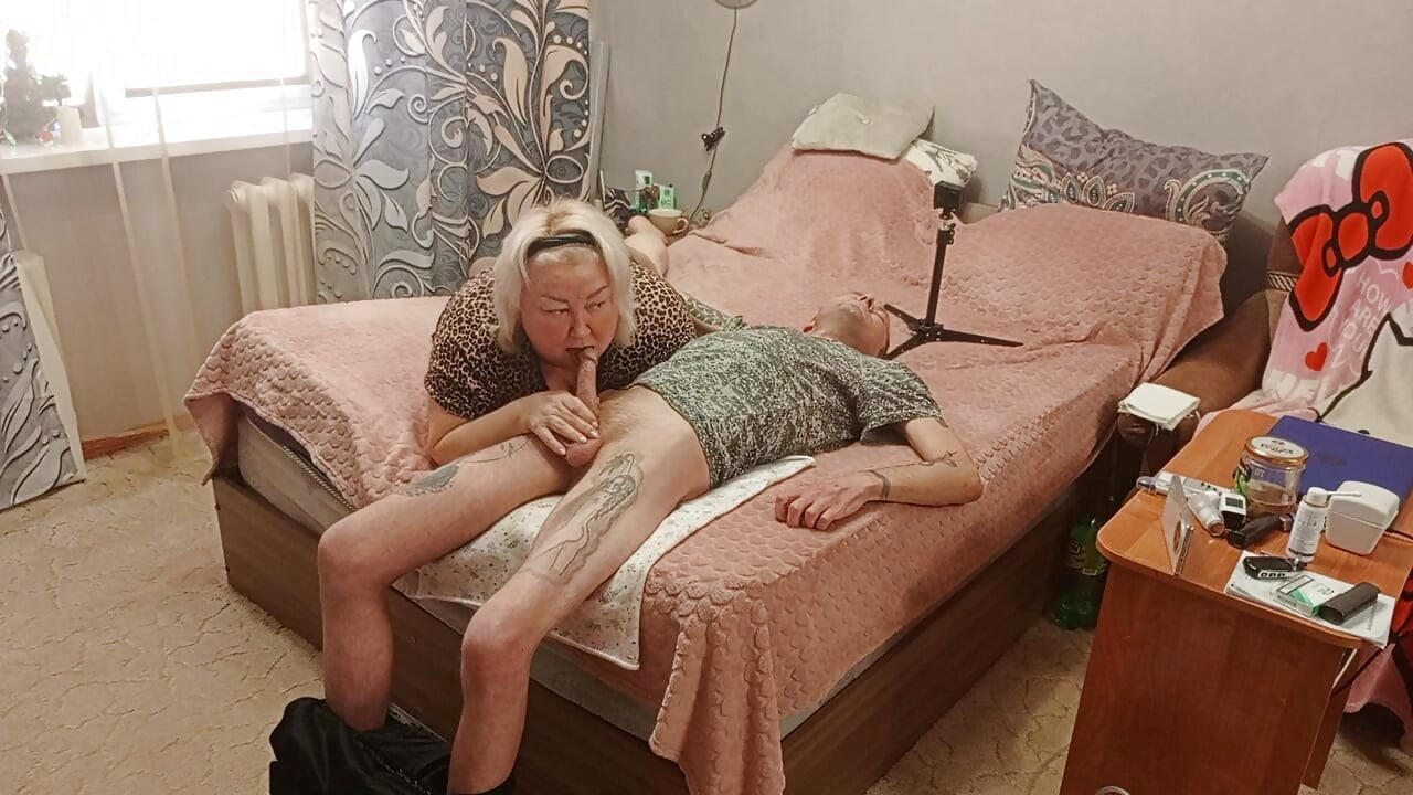 Madrasta faz boquete para obter uma boca cheia de porra