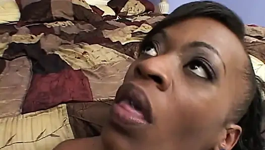 Sexy schwarzes mädchen nimmt drei große schwarze schwänze