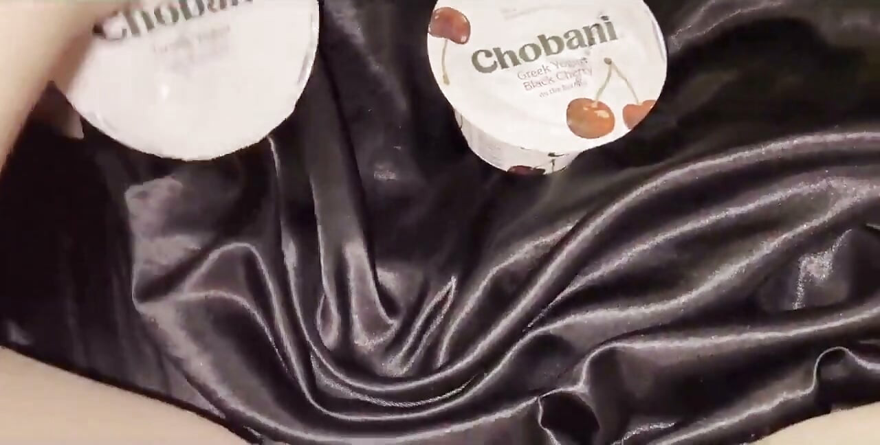 Moja pasierbica go freaky z Yougurt i ogromnym szklanym dildo-nie wiedziałem, że to może się zdarzyć, jeśli zostawię ją w domu sam-s