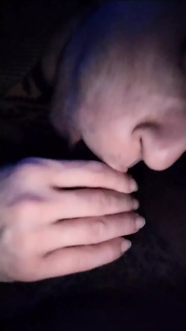 Ik geef mijn vriendje met grote zwarte lul een hete pijpbeurt