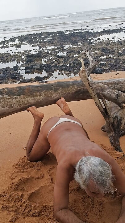 Ladysilva przebrana za kobietę na plaży w stringach, pokazując swoją gorącą dupę
