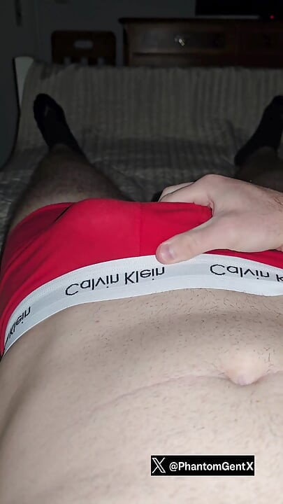 Velika izbočina u crvenom Calvin Klein donjem rublju PhantomGentX