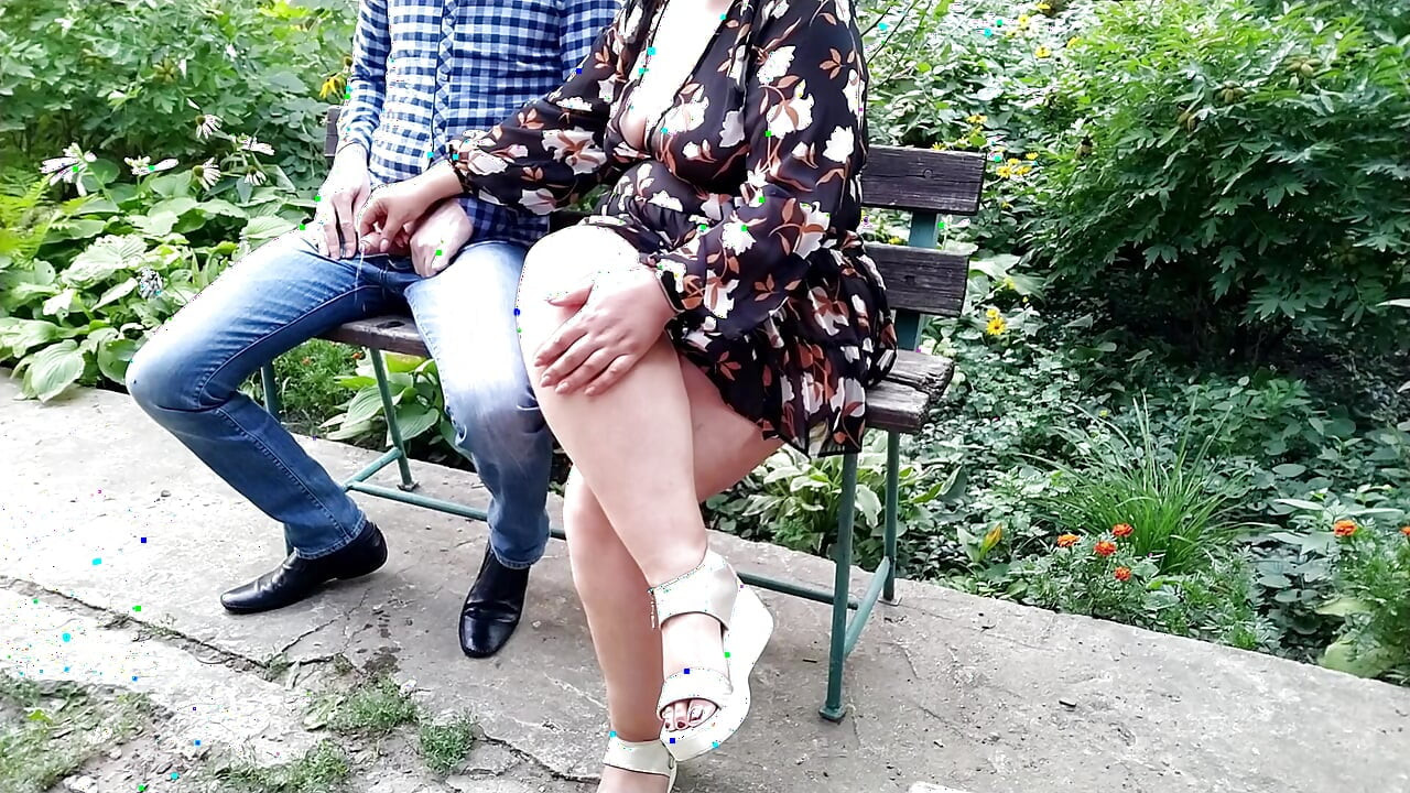 Volim gledati obješene sise svoje maćehe kad mi pomogne pišati vani