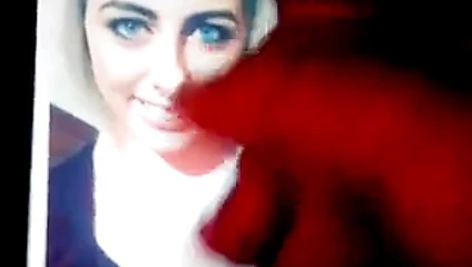 Sıcak mastürbasyon &amp; boşalmak haraç için bu seksi sıcak sarışın piliç