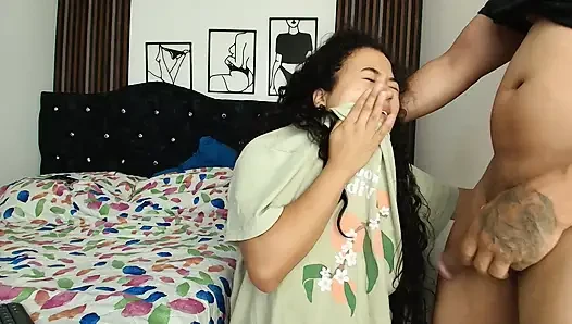 Dia mengisapku dan kemudian mulai bermain dengan memeknya yang besar