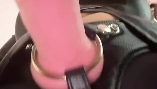 Sahibe Kate takma yarakla götünü temiz tutuyor ve ağzını açıyor