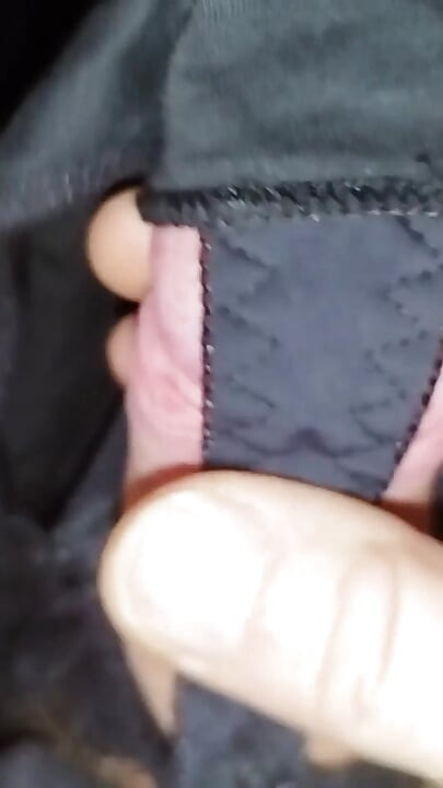 Masturbasi pakai celana dalam