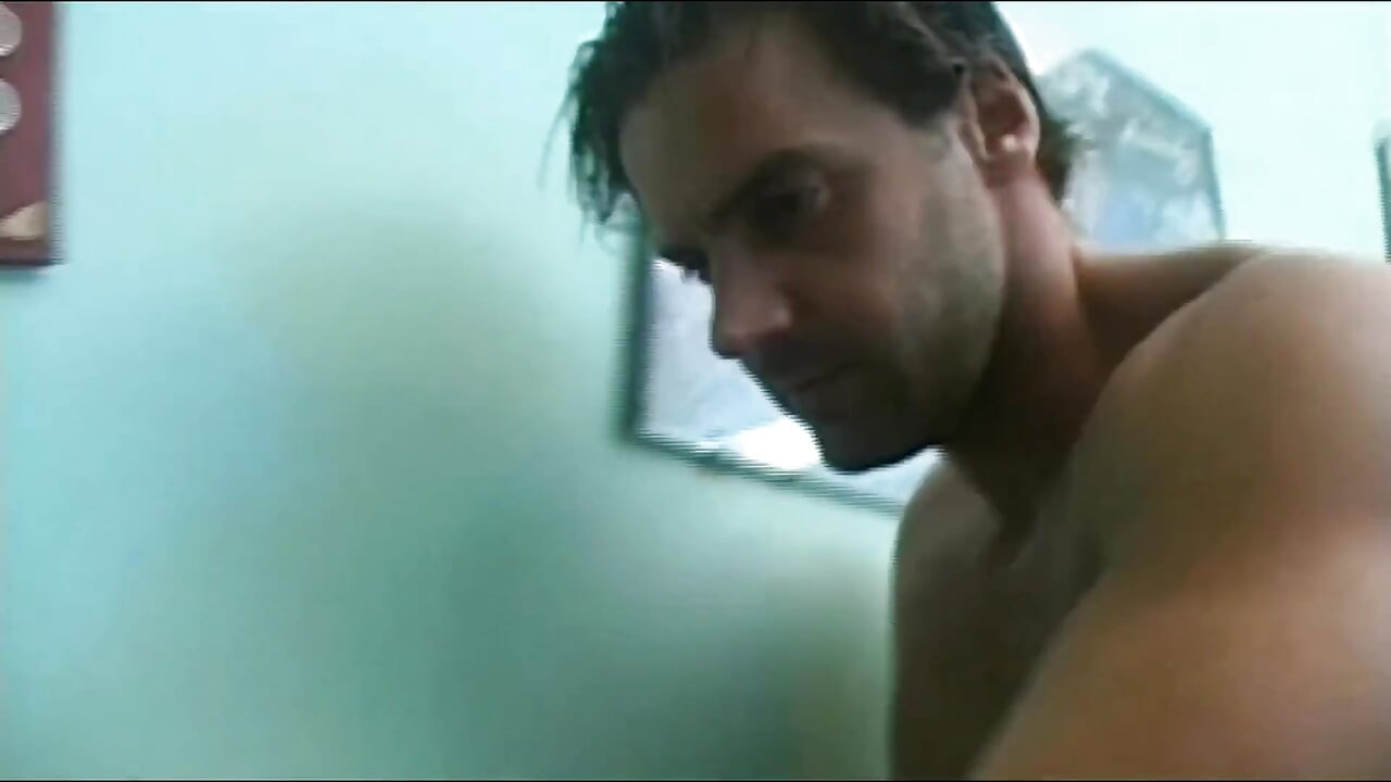 Najpierw rzuca ją na automat do pinballa, potem pieprzy ją w tyłek na kanapie