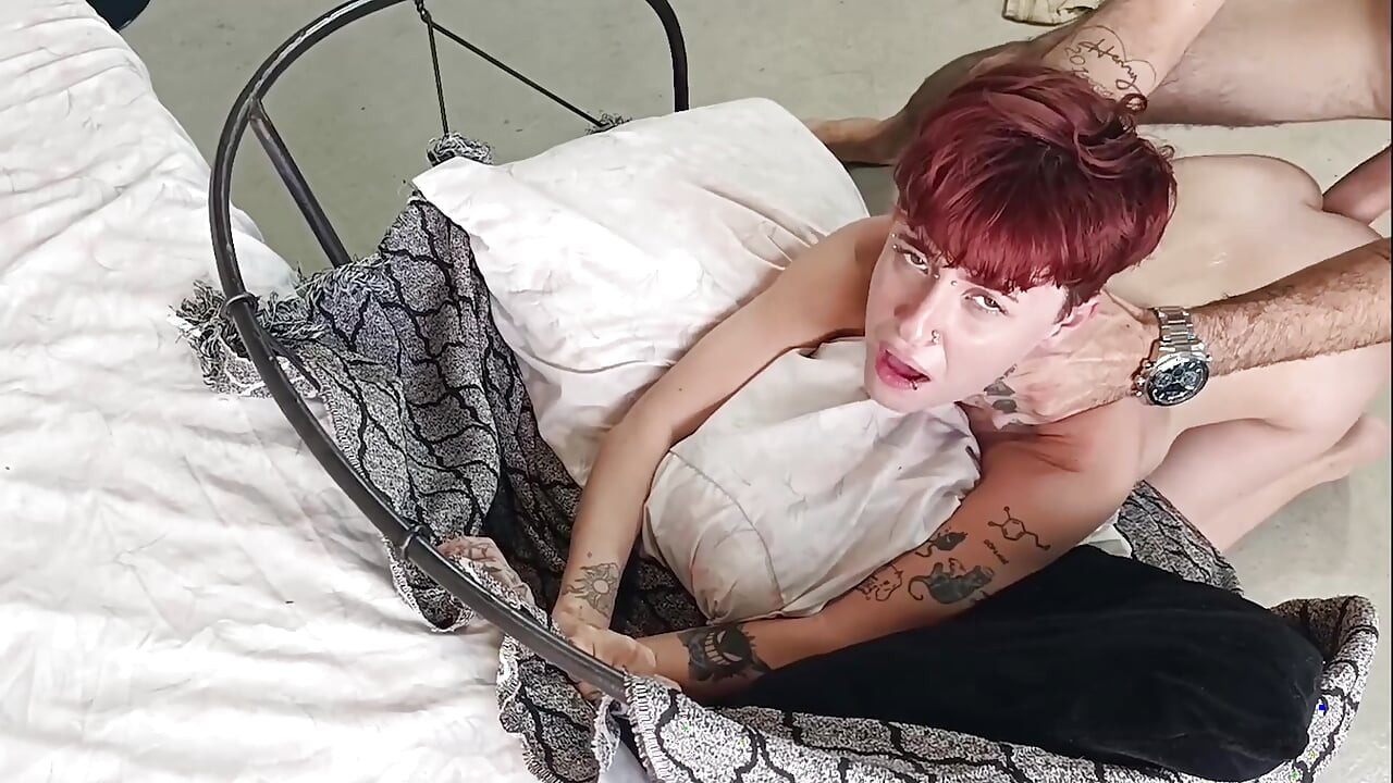 Mulher não-binária sendo extremamente fodida no cu por um pau grande
