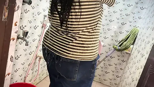 Вы нашли видео, где ваша большая задница и большие сиськи голой мачехи в душе в туалете! Ваши следующие действия?