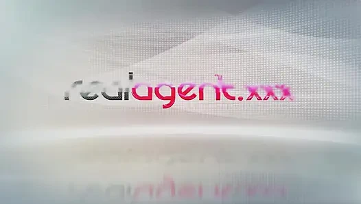 Floozie brunette seksi dengan pakaian putih muasin dirinya sendiri di dekat perapian