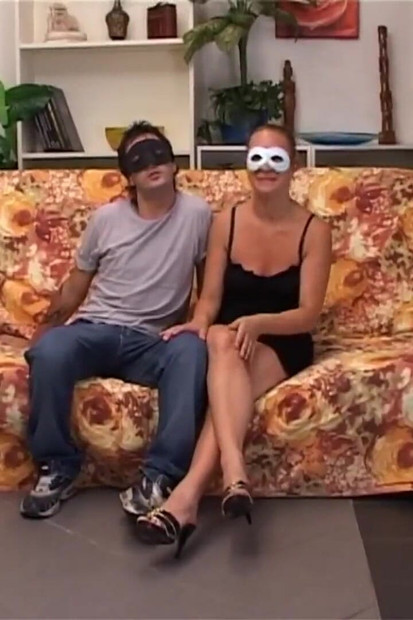 Amateur maskierte schlampe nimmt einen schönen soliden schwanz