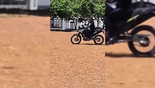 Aku cuma mau ngentot kontol idiot ini gara-gara dia ngebiarin aku ngentot motor