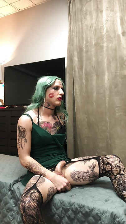 Extremely Hot Tatted Sissy Masturbation