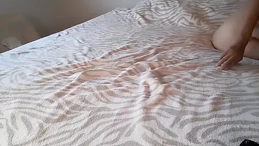 Aku lagi asik muasin memekku pakai dildo favoritku
