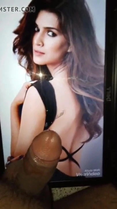Kriti Sanon dimandikan oleh saya