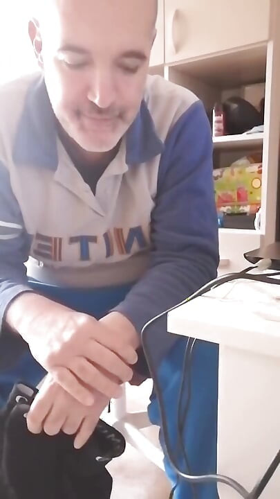 İdrar ediyorum, penisimin ucunu idrarımın içine batırıyorum ve sert penisimi mastürbasyon yapıyorum