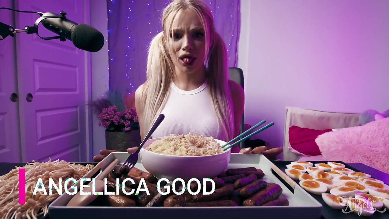 Mukbang hottie är hungrig efter kuk