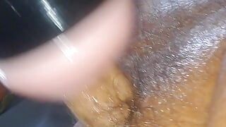 Penis mic păros uns cu ulei, filmând spermă
