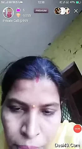 Deshi Bengali bhabi showing her boobs to her lover