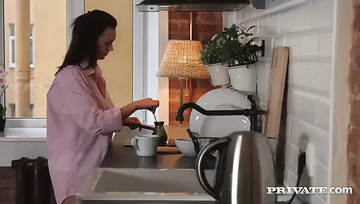 Тинка с идеальными сиськами наслаждается анальным сексом