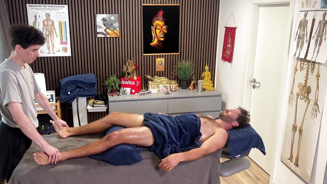 Hot Straight Guy Gets Handjob From Masseur