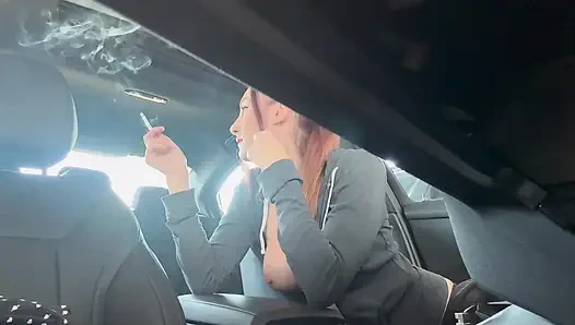 Artemisia arabada sigara içmeyi seviyor