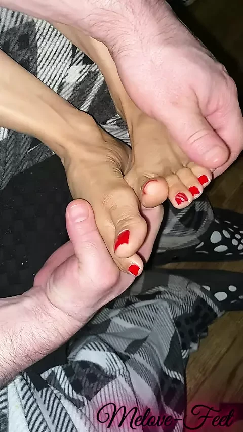 Naelor Giving Melove a Nice Foot Massage