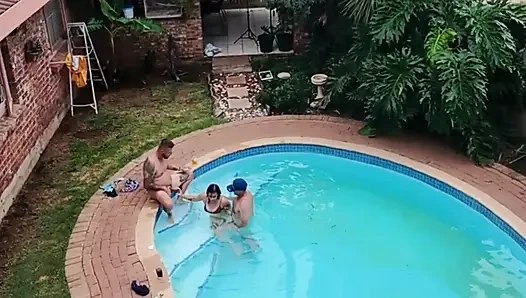 Meine nachbarn beim ficken beim fliegen mit meiner Drohne erwischt