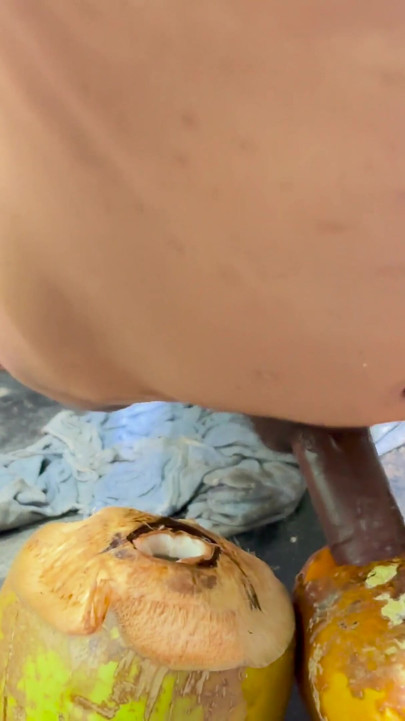 Indisk desi mand viser mestring med sig selv | Klip 1