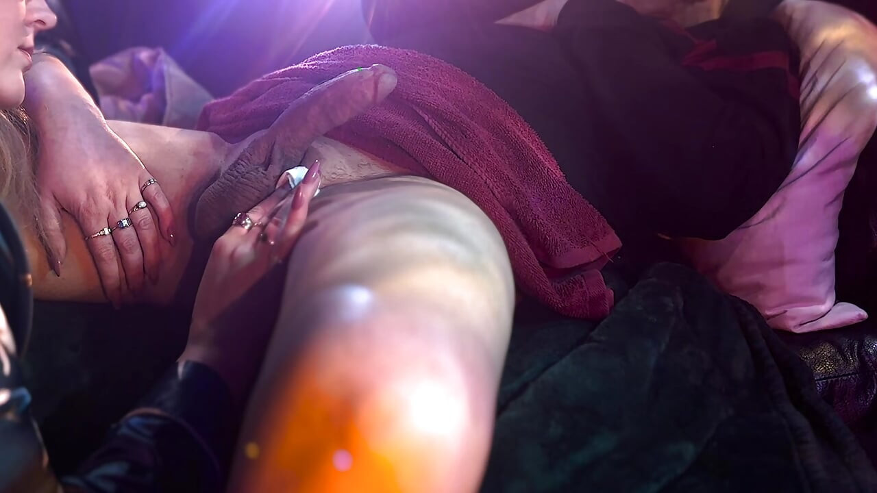 Έπρεπε να καθαρίσω τον πούτσο του με μια μυστική μαλακία