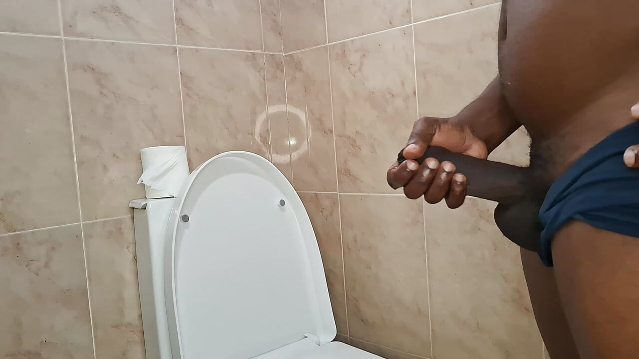 Kultainen neste juomavalmiina suussa