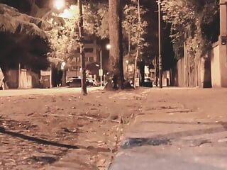 Outlaw6973 nutzt die warme Frühlingsnacht aus, um sich nackt auf den Straßen von Porto zu filmen