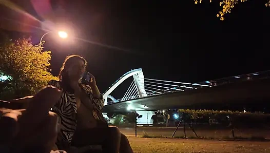 Bir teşhirci o noktada bir fahişeye geldi. Onunla ne yapacağını bilmiyor.