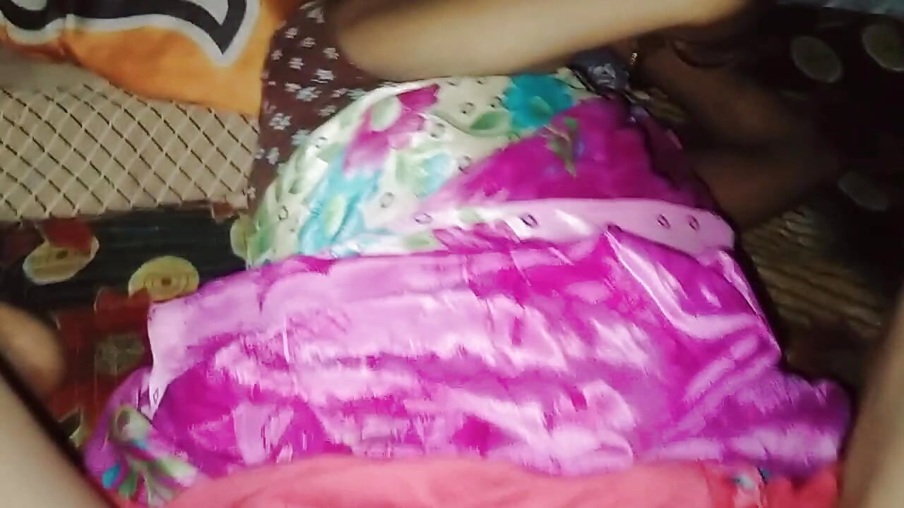 Desde aquí, le enseñé a mi esposa a follar su culo, luego la esposa comenzó a tomar una polla en su culo sola