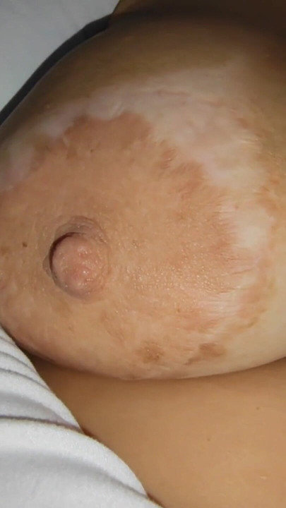 Üvey kız kardeşimin büyük dildosunu tuttum ve ateşli amcığıma sokmak için banyoda saklandım. | Klip 2