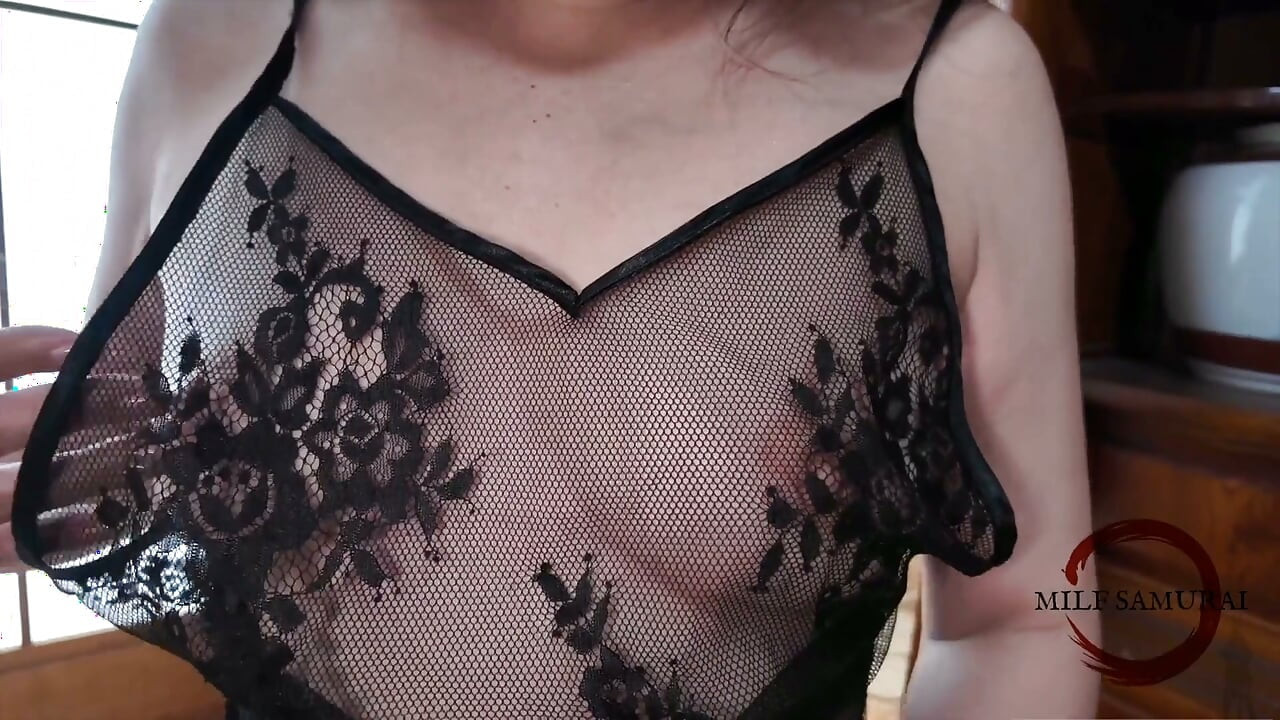 En moden kvinne som nyter vibratorleketøy i et japansk-inspirert rom