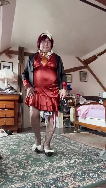 Îmbrăcată într-o rochie de culoare rugină cu o bluză pentru o seară în oraș