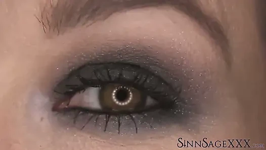 Sinn Sage подчеркивает красивые глаза Hazel крупным планом для просмотра камерой