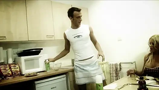 Dağınık orta yaşlı seksi kadın yemekle seks oyununu seviyor