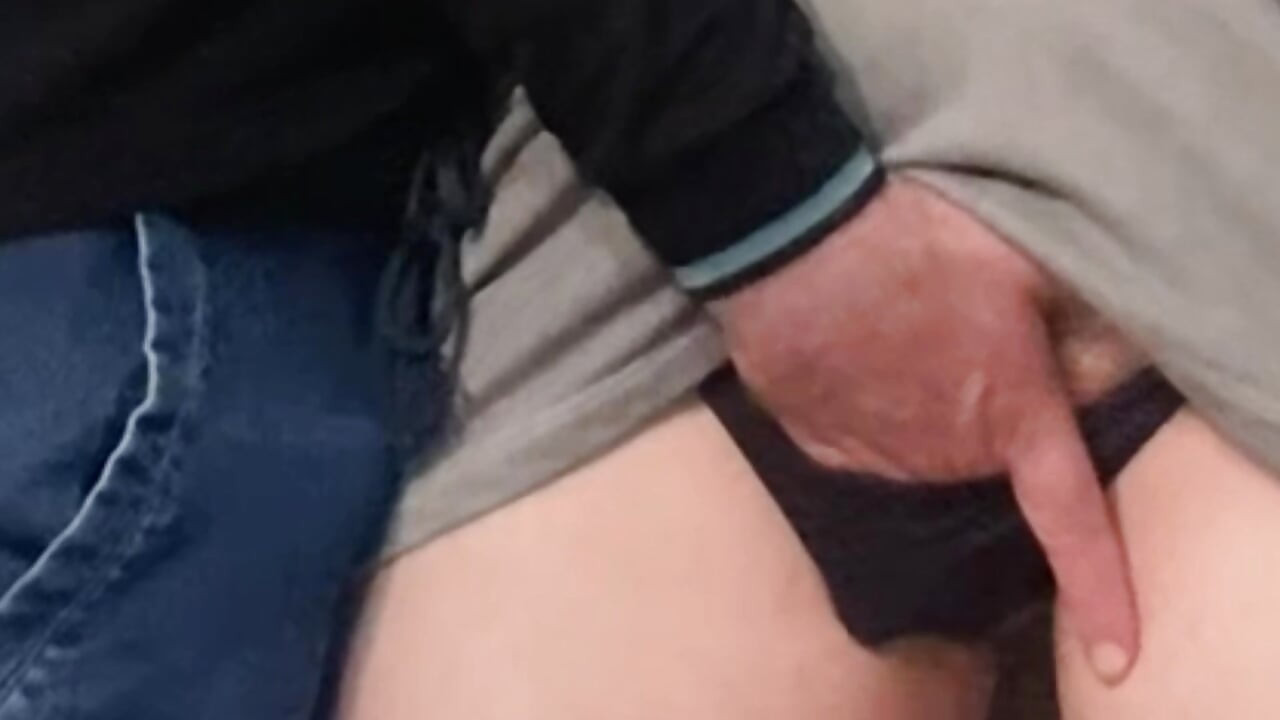 Behåret fisse fingret i overfyldt metro