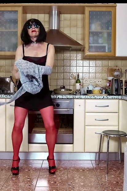 Najlonska sissy kurva Michelle kuha kasnu večeru i nastupa za pretplatnike web kanala
